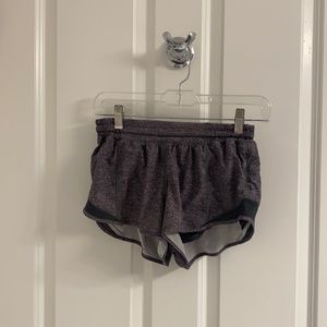 lululemon Hotty Hot Low Rise Shorts 2.5” in Gray, size 6 regular